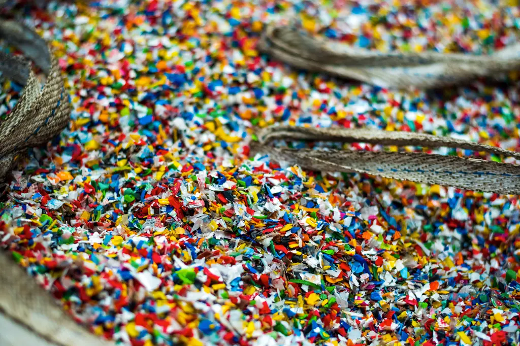 Plástico moído multicolorido