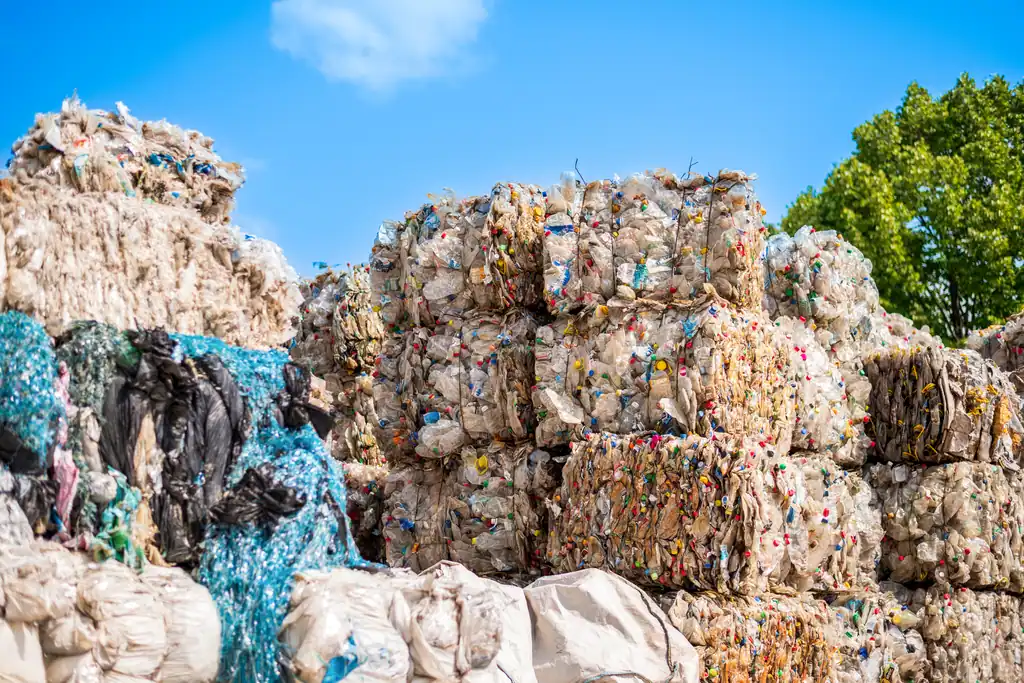 Fardos de sucata plástica prensada em pátio de reciclagem