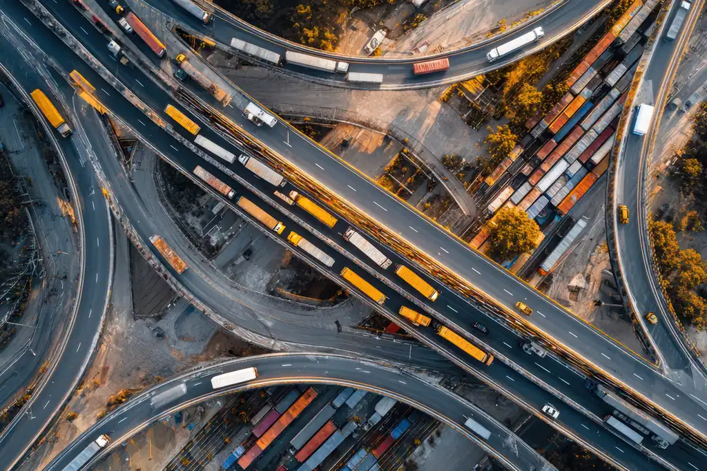 Vista aérea de entroncamento rodoviário com caminhões