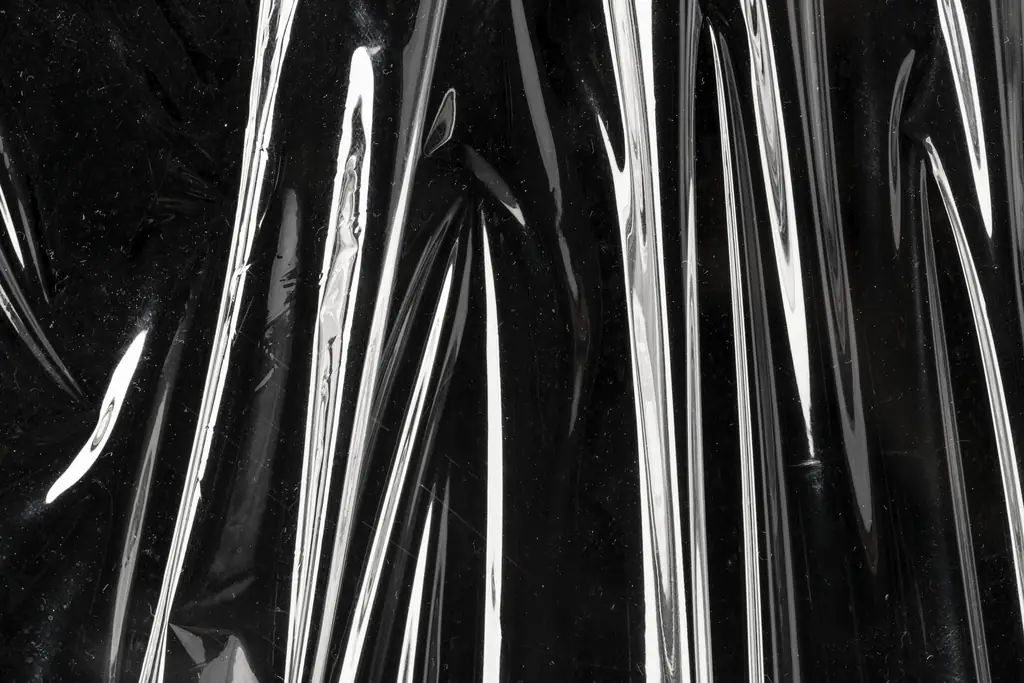 Filme plástico transparente com dobras sobre fundo preto