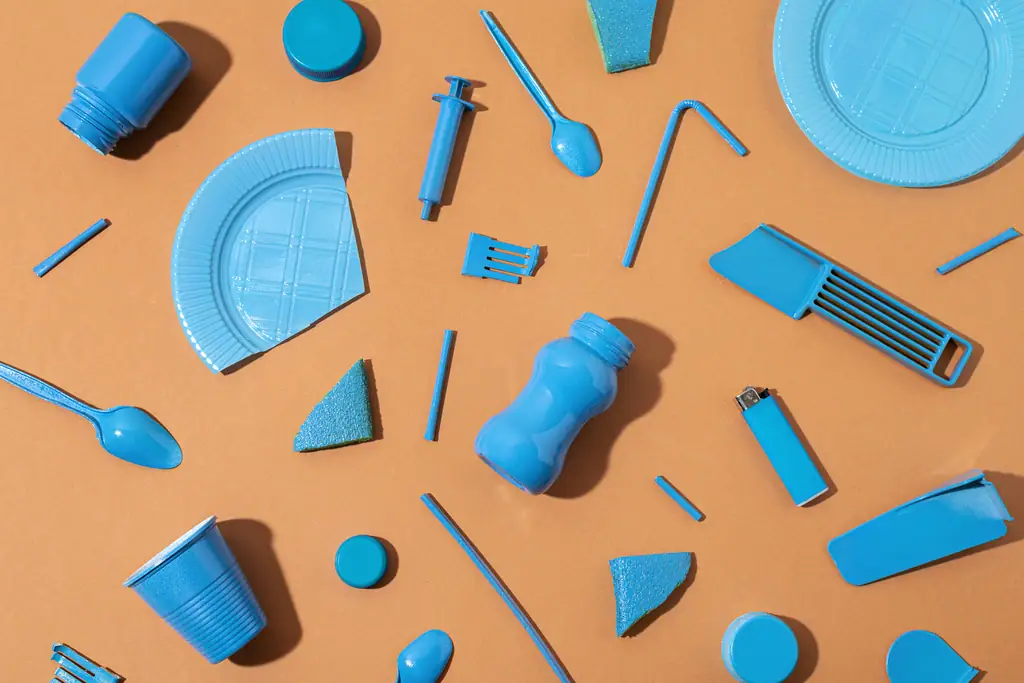 Produtos plásticos variados: garrafa, copos, talheres e utensílios